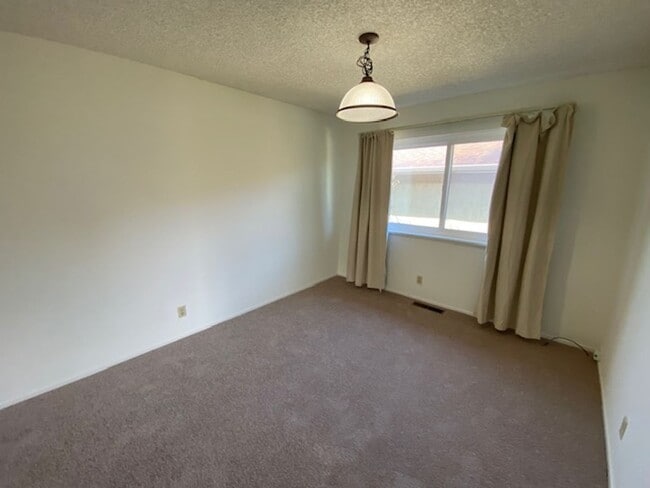 Building Photo - 701 Pine St