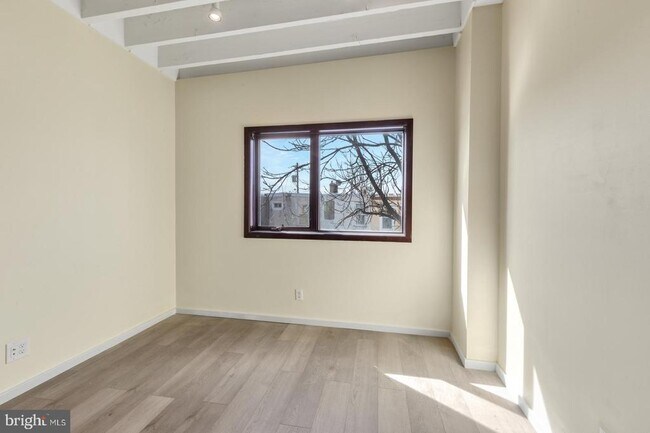 Building Photo - 2520 E Hagert St