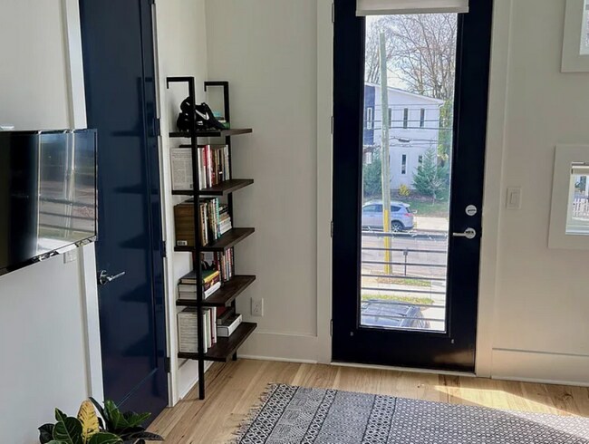 Building Photo - Modern Downtown Nashville 4 Bed, 3.5 Bath Home with Designer Finishes and Fully Fenced Backyard