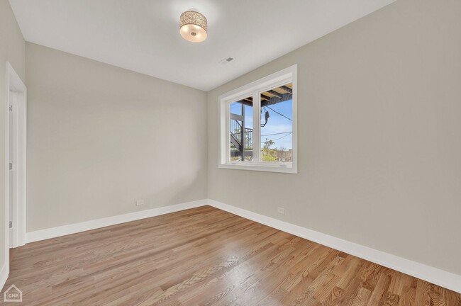Building Photo - 4605 S St Lawrence Ave