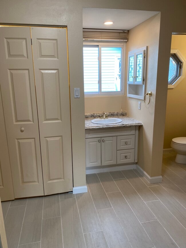 Building Photo - 313 St George Dr