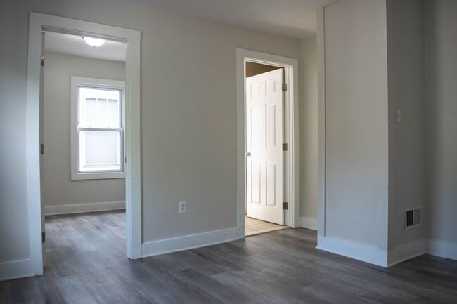 Building Photo - Renovated 3 Bedroom 2 Bathroom Single-Family Home!