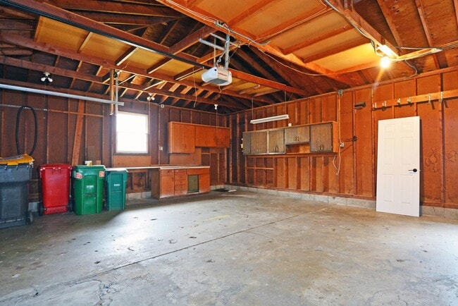 Building Photo - Spacious 4-Bed 1.5 Bath Home Available Now in Bloomington!