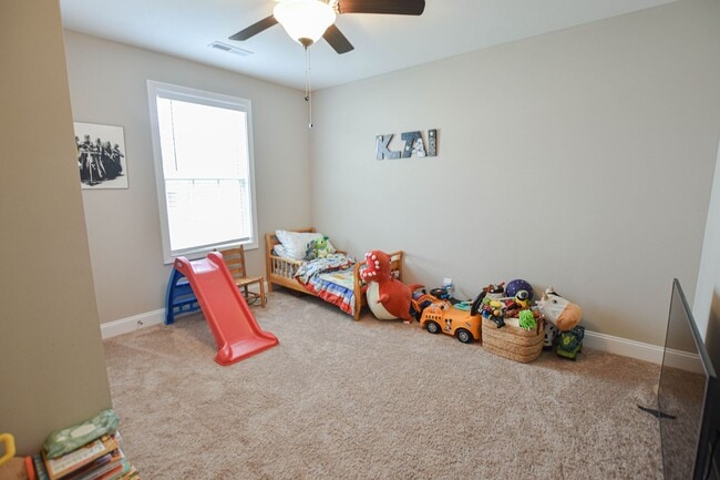 Building Photo - Pet Friendly Three Bedroom!