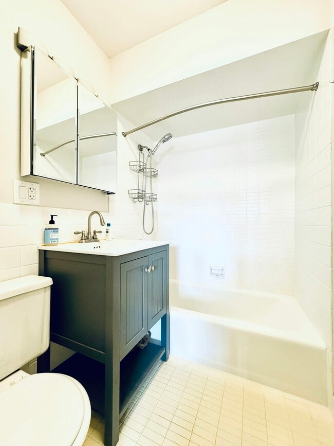 Building Photo - 510 W Eastman St