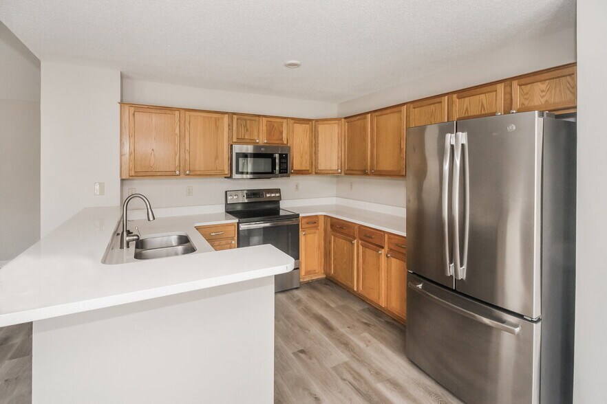 Building Photo - 6987 Country Walk Dr