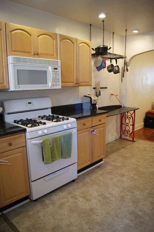 Building Photo - Charming 3 Bedroom Townhome in Hampden - B...