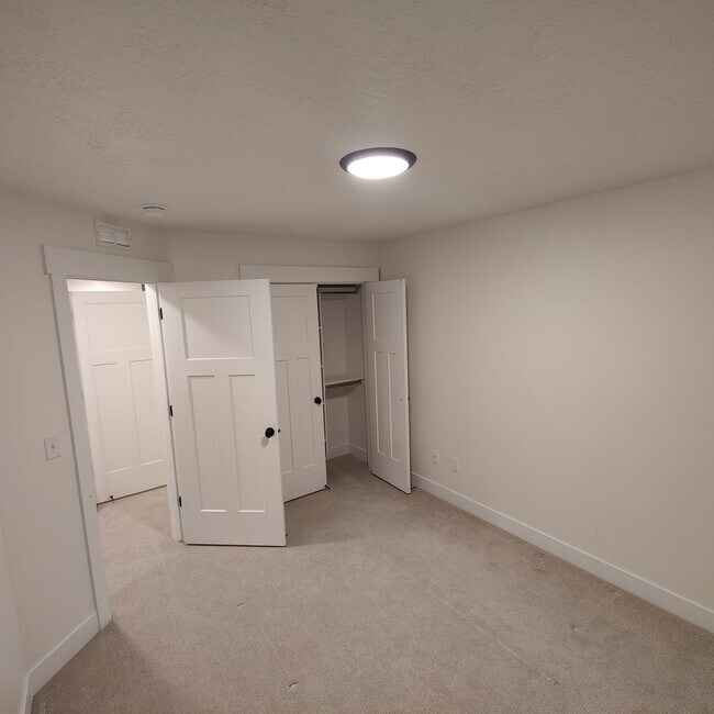 Building Photo - 682 E Benbrook Ln