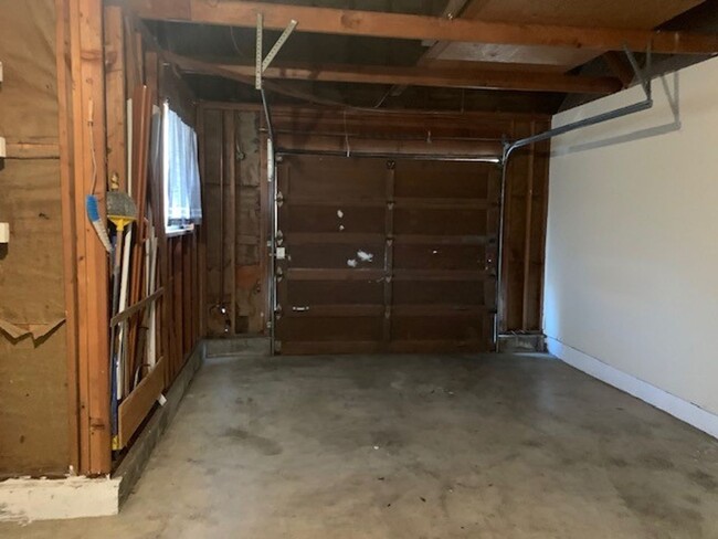 Building Photo - Large Duplex With One Car Garage!