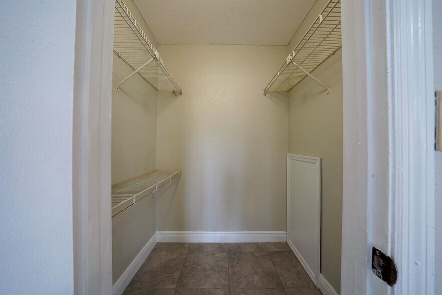 Building Photo - 2926 S University Dr
