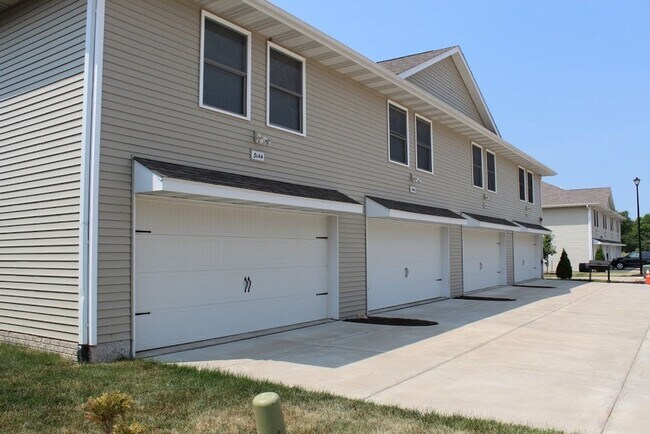 Building Photo - Gorgeous Townhomes