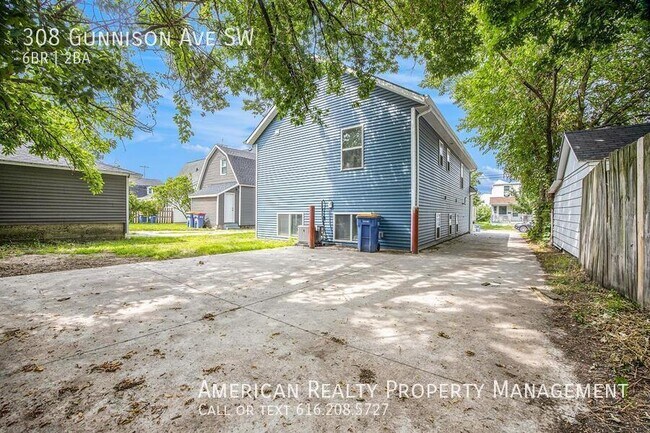 Building Photo - 308 Gunnison Ave SW