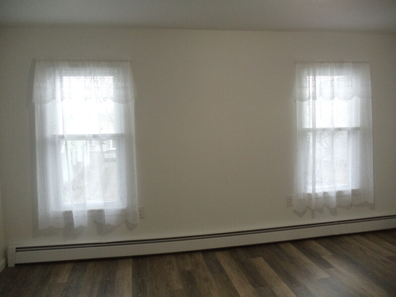 Building Photo - 376 Miller St