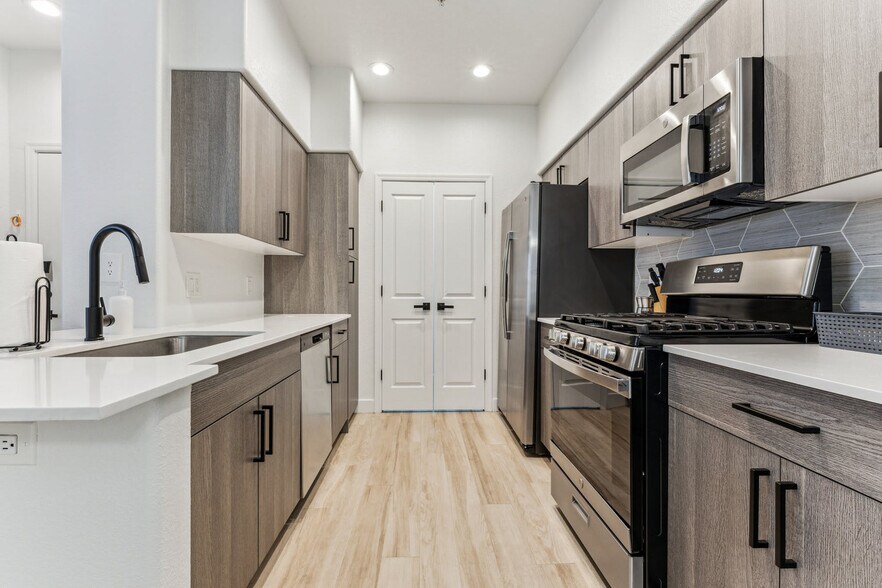 Building Photo - 9450 W Cabela Dr