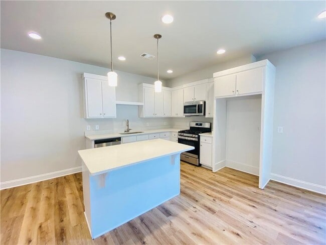 Building Photo - 1089 N Village Dr