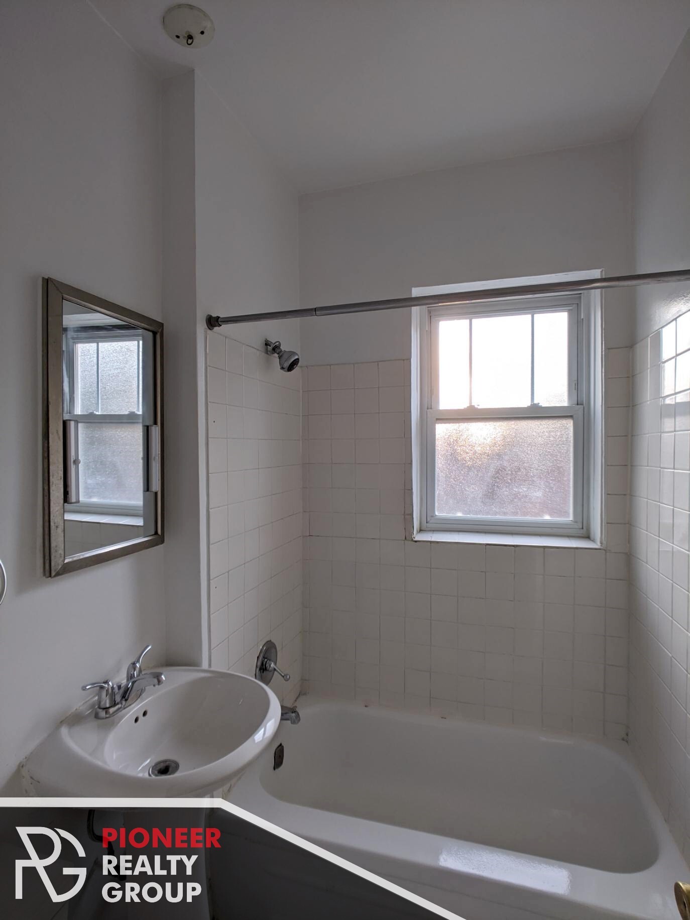 Building Photo - 953 W Cornelia Ave