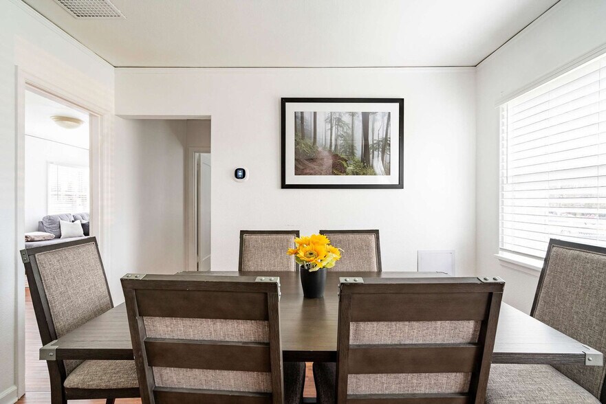 Building Photo - 825 SE 49th Ave