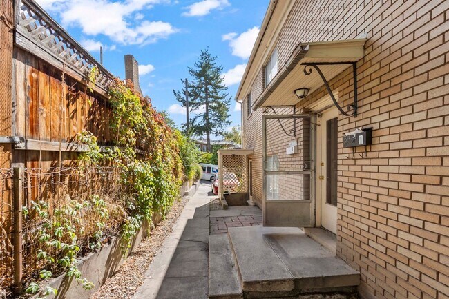 Building Photo - Peaceful 1 Bedroom Apartment Near the Utah...