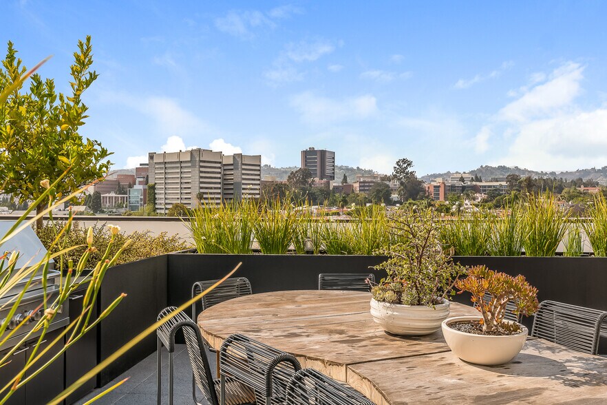 Building Photo - 10777 Wilshire Blvd