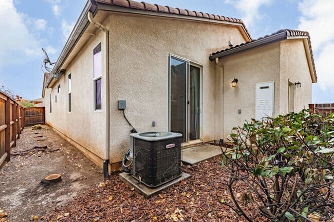 Building Photo - Great Harlan Ranch Home! Don't miss out!