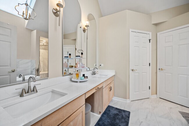 Building Photo - 142 N Dixon Dr