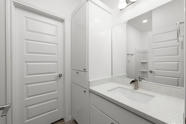 Building Photo - 2325 N Vly Cir