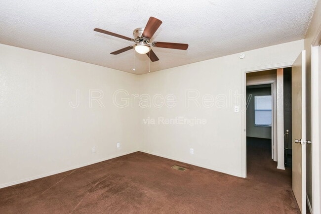 Building Photo - 5841 Shadydell Dr