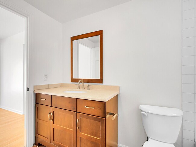 Building Photo - $1,425, 1 bed, 1 bath apartent near wash p...