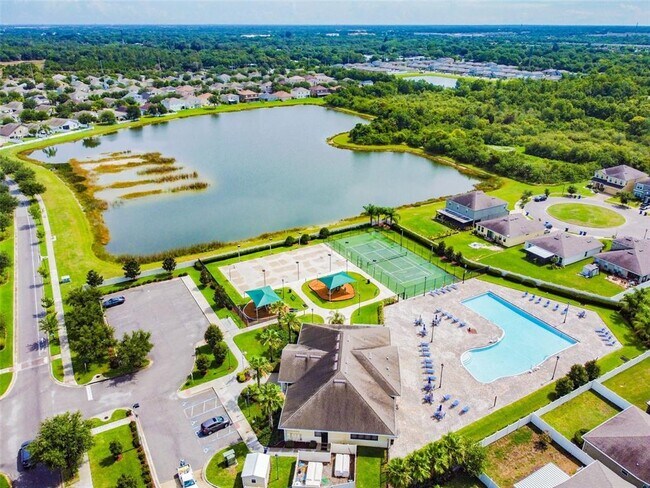 Building Photo - 7956 Carriage Pointe Dr