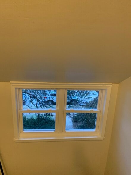 Hallway window - 4071 Balwynne Park Rd