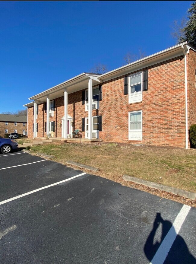 Building Photo - 2407 Bare St.