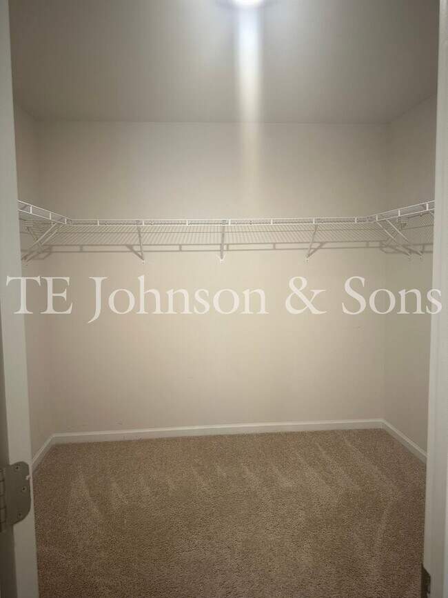 Building Photo - Spacious 4 Bedroom Home in Lexington – Modern Amenities and Comfort Await!