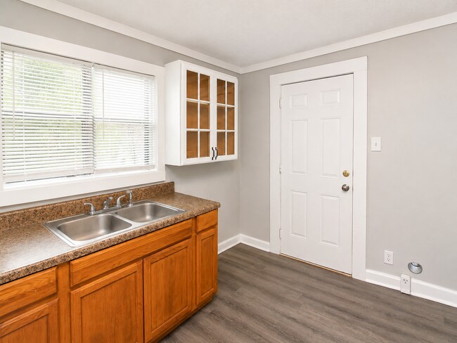 Building Photo - Bright 3-Bedroom Home with Covered Porch, Fireplace & Wooded Backyard