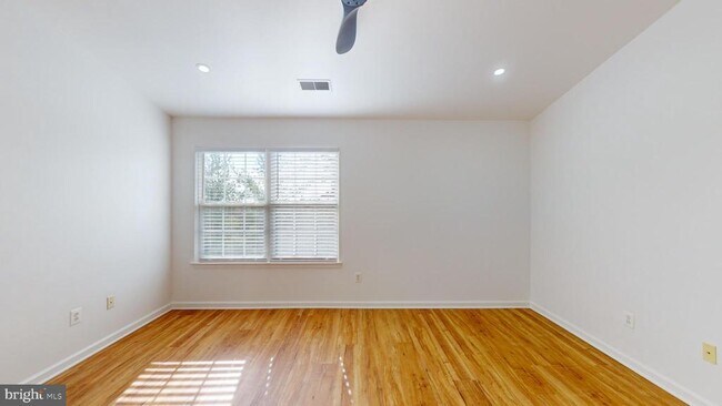 Building Photo - 527 Sparkleberry Terrace NE