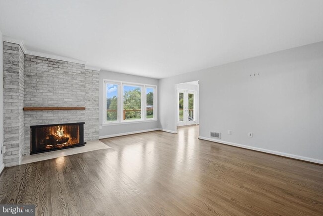Building Photo - 6251 Lakeview Dr
