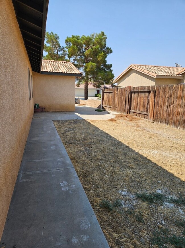 Building Photo - 4 Bedroom Adelanto Home