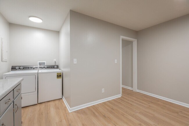 Building Photo - 3339 Pinewood Ave