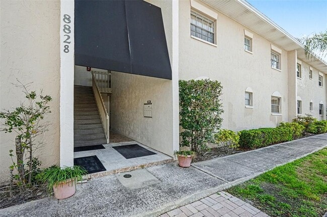 Building Photo - 8828 Bay Pointe Dr