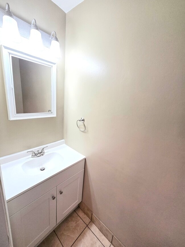 Building Photo - 3 BEDROOM END UNIT TOWNHOUSE FOR RENT IN V...