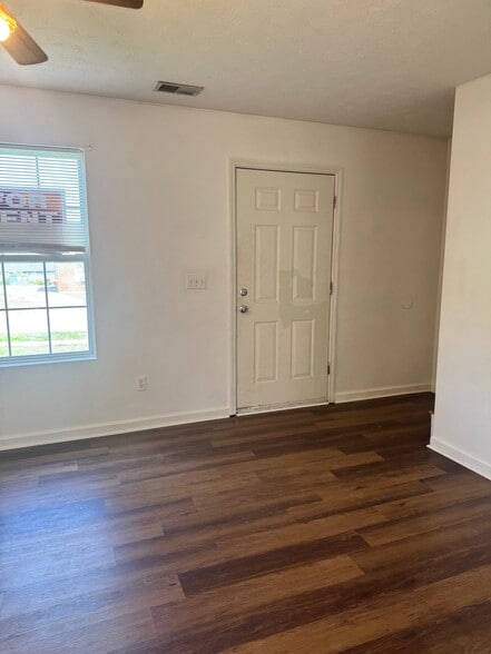 Building Photo - 910 Weeping Willow Dr