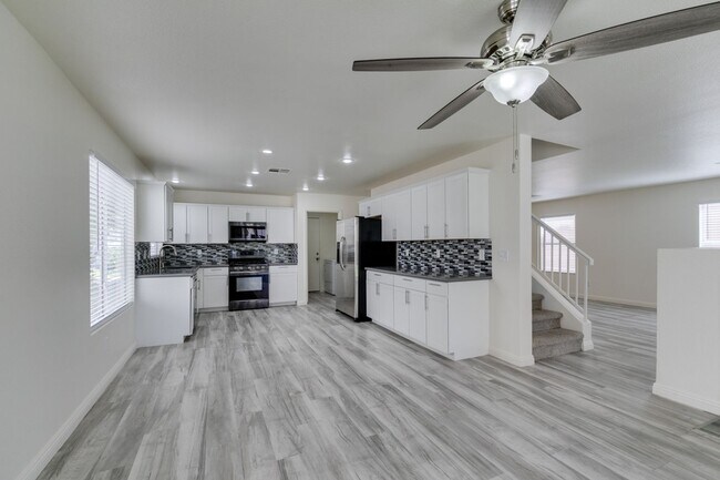 Building Photo - Stunning 4 bedroom, 2.5 bathroom