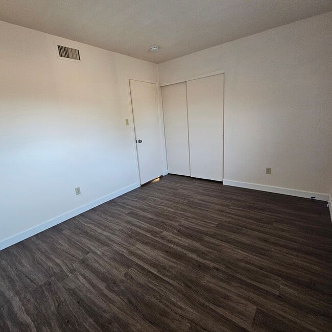 Building Photo - Updated Rental Available Now!