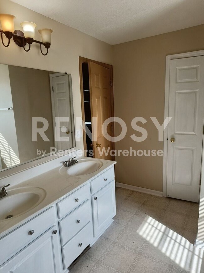 Building Photo - 4BD/3.5BA Townhome in Apple Valley Available Now!