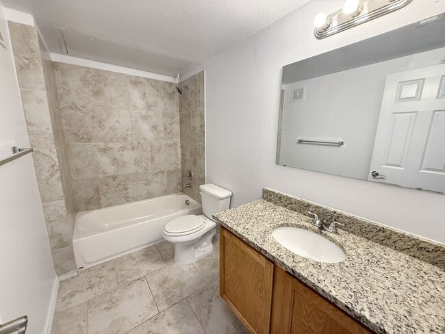 Building Photo - Delightful 3-Bedroom Retreat with Inviting...