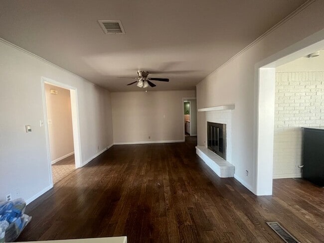 Building Photo - Large 1960's Home Near 21st & Sheridan!