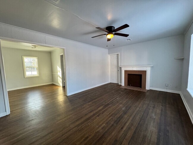 Building Photo - 2 Bedroom 1 Bath walking Distance to TU