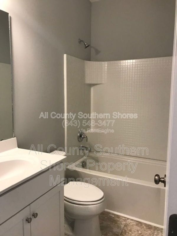 Building Photo - 877 Devon Estate Ave