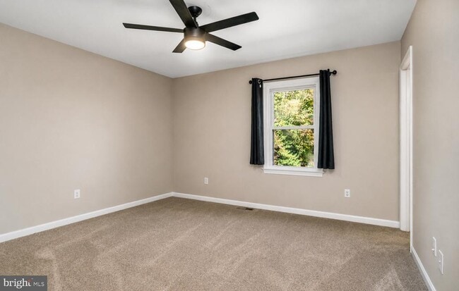 Building Photo - 15 English Oak Cir