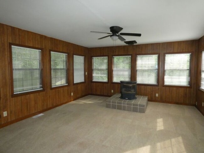 Building Photo - Riverside Home Ready to Lease-4701 N Green Hills Rd