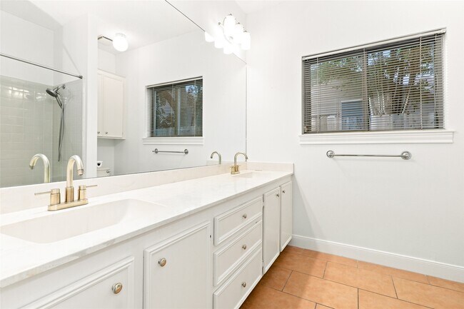 Building Photo - 2234 Foreland Dr